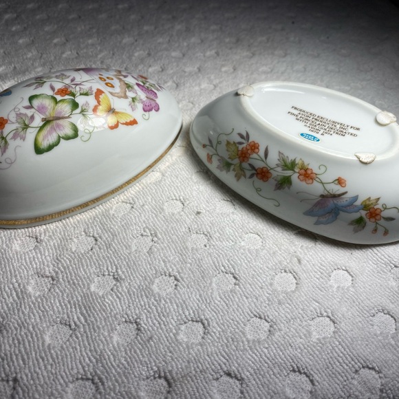 Vintage 1974 Avon Fine Porcelain Decorated Egg Trinket Box with 22K Gold Trim - Picture 9 of 15